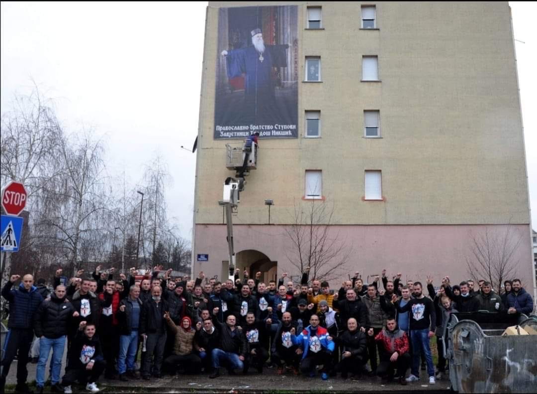 Postavljen transparent sa likom Amfilohija na zgradi u Nikšiću; ODT: Nema elemenata krivičnog djela