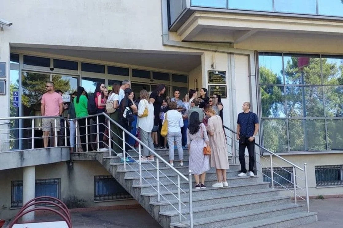 Traže kraće radno vrijeme: U Podgorici protestovali asistenti u nastavi