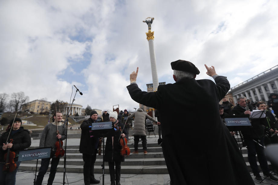 Dirigent prkosno izveo orkestar na kijevski trg, dok se ruske trupe približavaju gradu