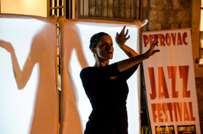 Plesno - slikarski performans otvorio Petrovac Jazz festival