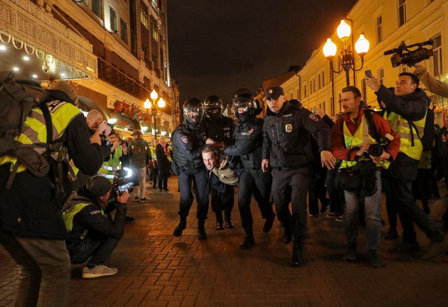 Više od hiljadu uhapšenih na protestima u Rusiji, Bajden odgovorio na Putinove prijetnje, Rusi masovno odlaze iz zemlje