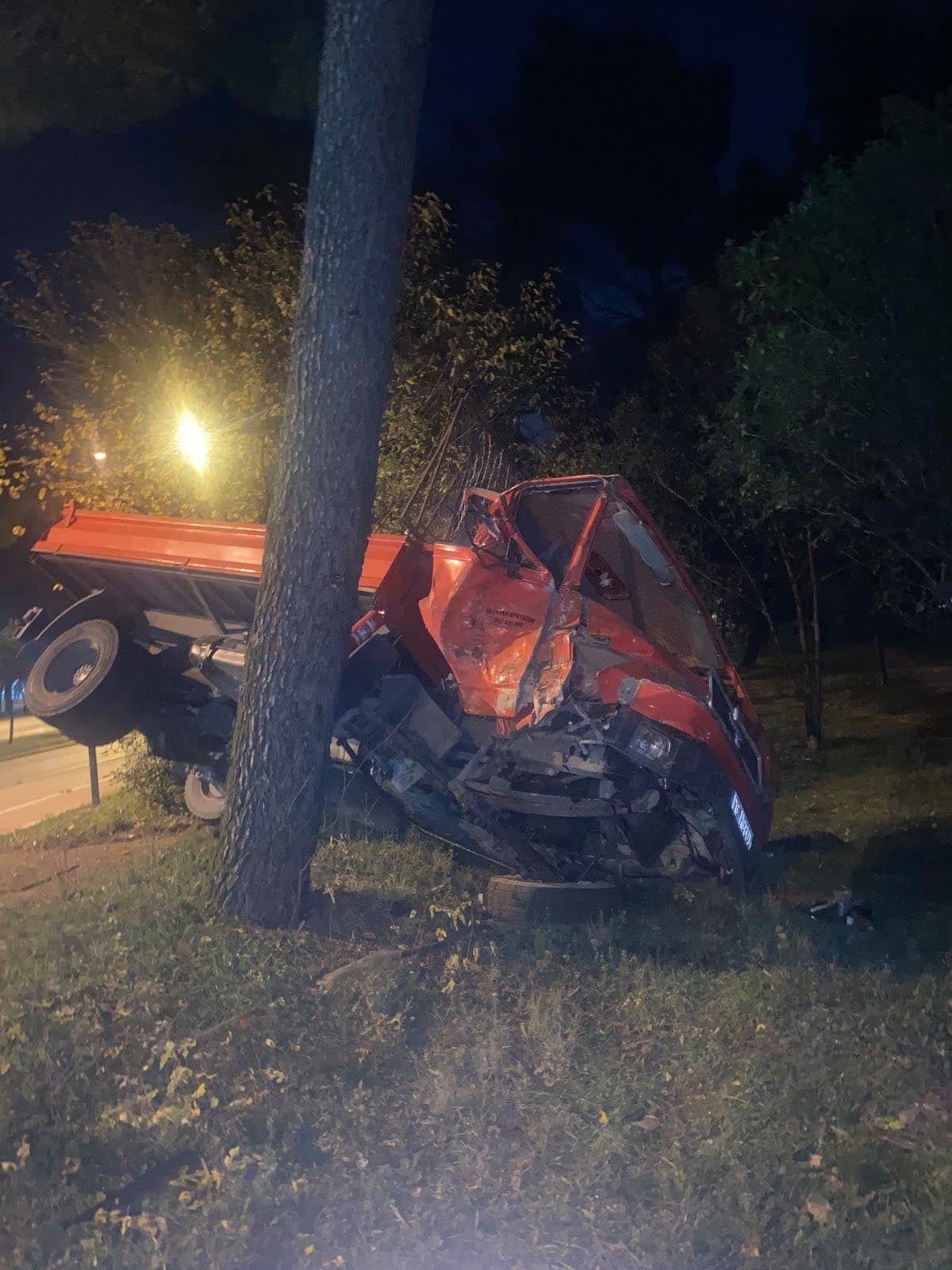 Nezgoda u Tološima: Kamion izletio sa ceste