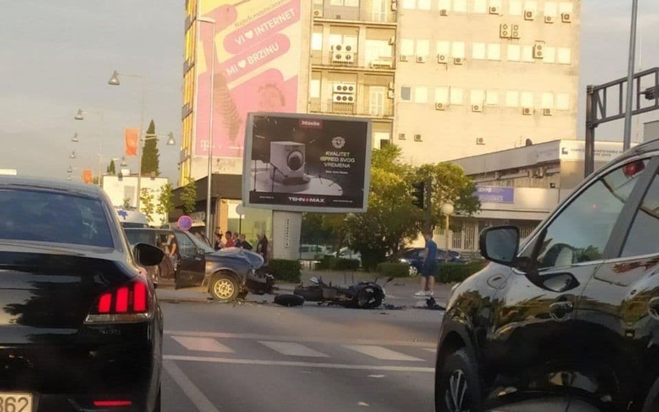 Udes u Podgorici: Oboren motociklista, povrijeđene dvije osobe