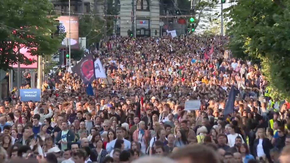 Beograd: Studenti na velikom protestu ispred Vlade Srbije traže raspisivanje izbora