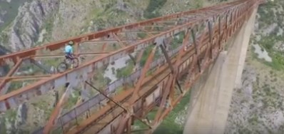 ŠOKANTAN SNIMAK: Italijan biciklom prešao Most na Maloj rijeci!