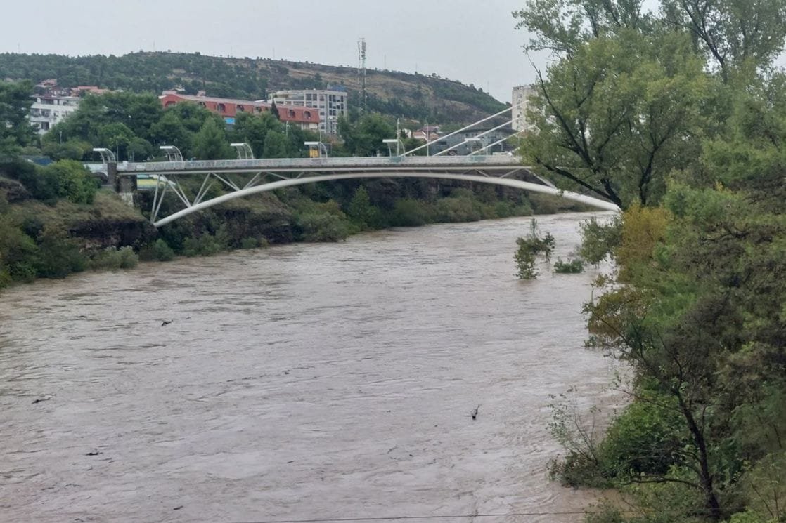 Vodostaj Morače drastično porastao, voda je jutros jako zamućena