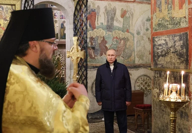 Sve više izolovan: Putin sam na liturgiji u crkvi