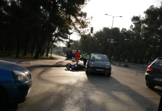 Podgorica: Sudar automobila i motora na raskrsnici