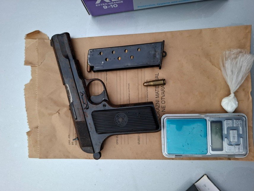 Uhapšen Podgoričanin nakon liječenja, pronađeno oružje i kokain