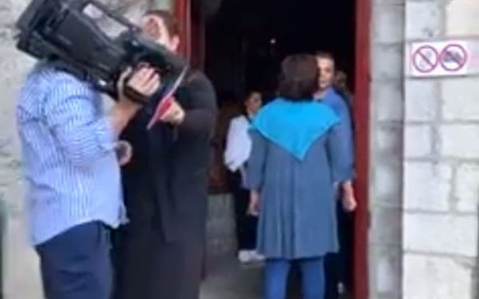 Ekipi TVCG, uz uvrede i kletve, zabranili snimanje u Cetinjskom manastiru