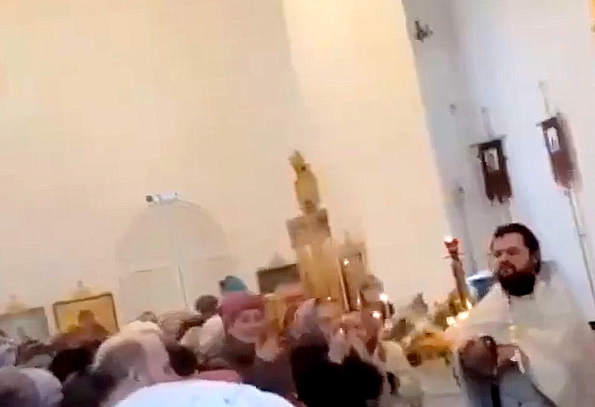 Sveštenik uzeo crijevo i vodom prskao vjernike…