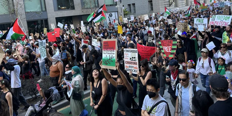 Crvenom farbom na Bijelu kuću: Demonstranti u Vašingtonu tražili prekid vatre u Gazi, Bajdenu poručili - pristao si na genocid!