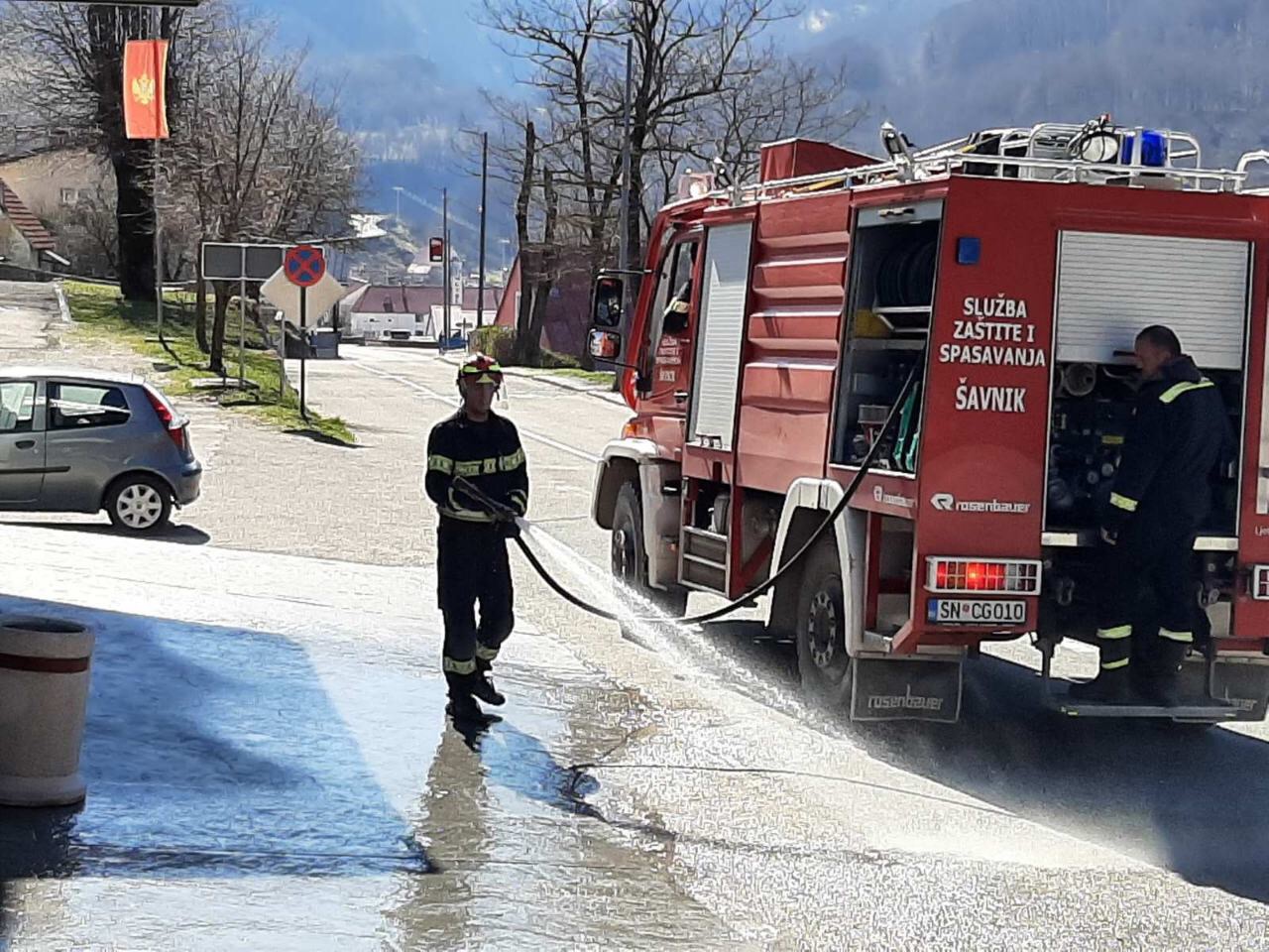 Dezinfekcija i pranje ulica u Šavniku i Žabljaku