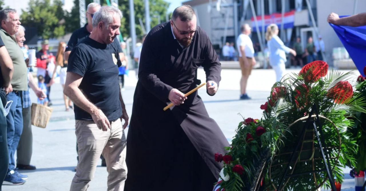 Pravoslavni sveštenik SPC poklonio se usred Knina: "Vječni spomen i carstvo nebesko svim hrvatskim braniteljima"