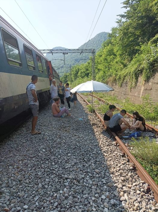 Međunarodni voz 433 u kvaru u Brodarevu, neizvjestan dalji prevoz oko 600 putnika