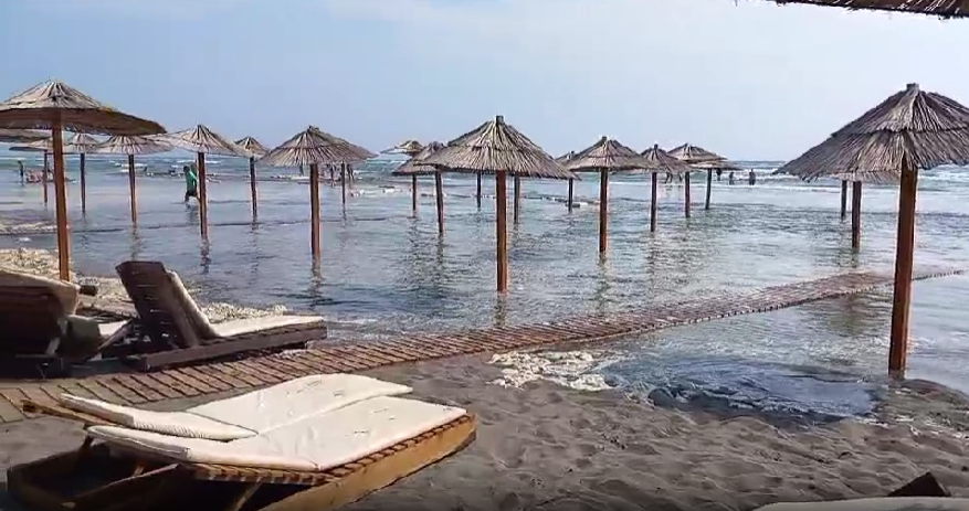 Talasi i strujanja vode poplavili kupališta na Velikoj plaži