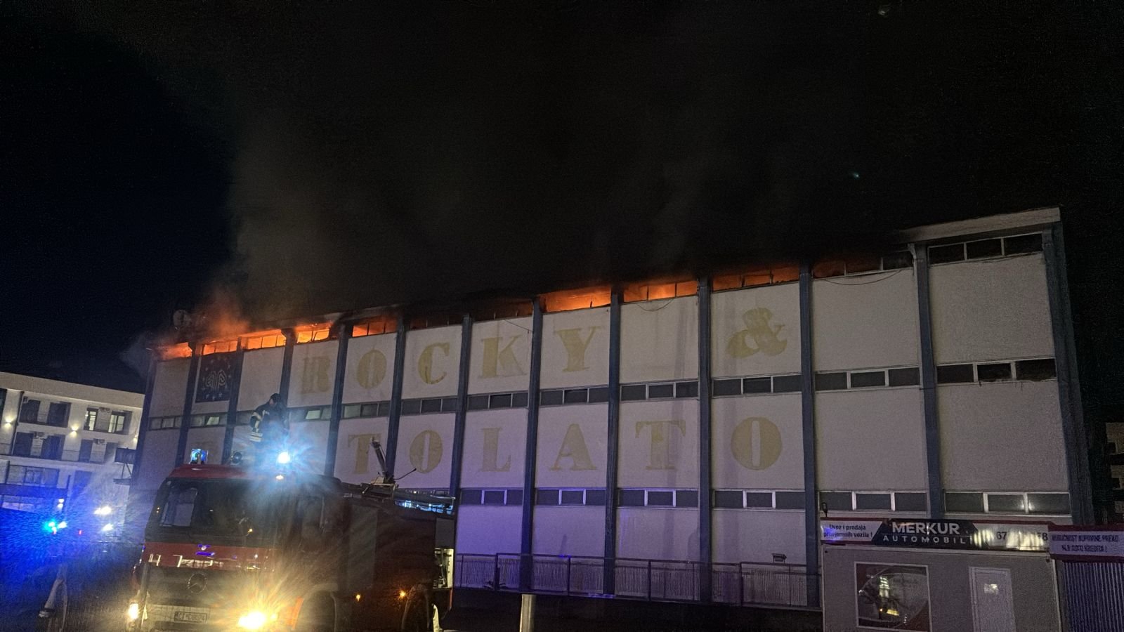 Požar u prodavnici "Roki Pistolato" još nije ugašen, pomažu i vatrogasci sa Cetinja