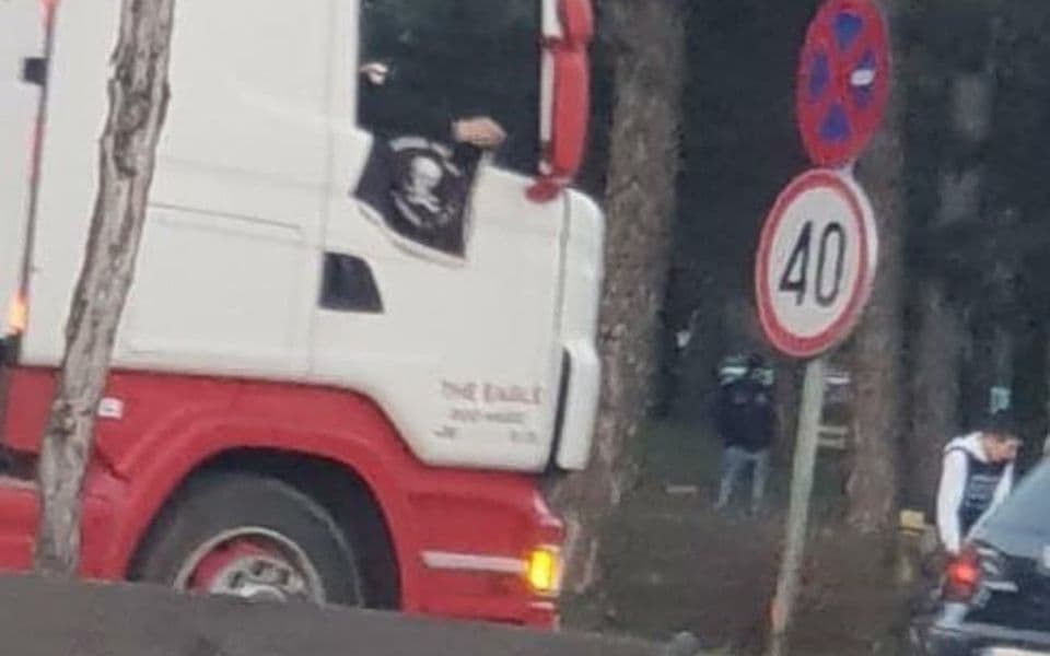 Četnička zastava na auto-litiji DF-a u Nikšiću