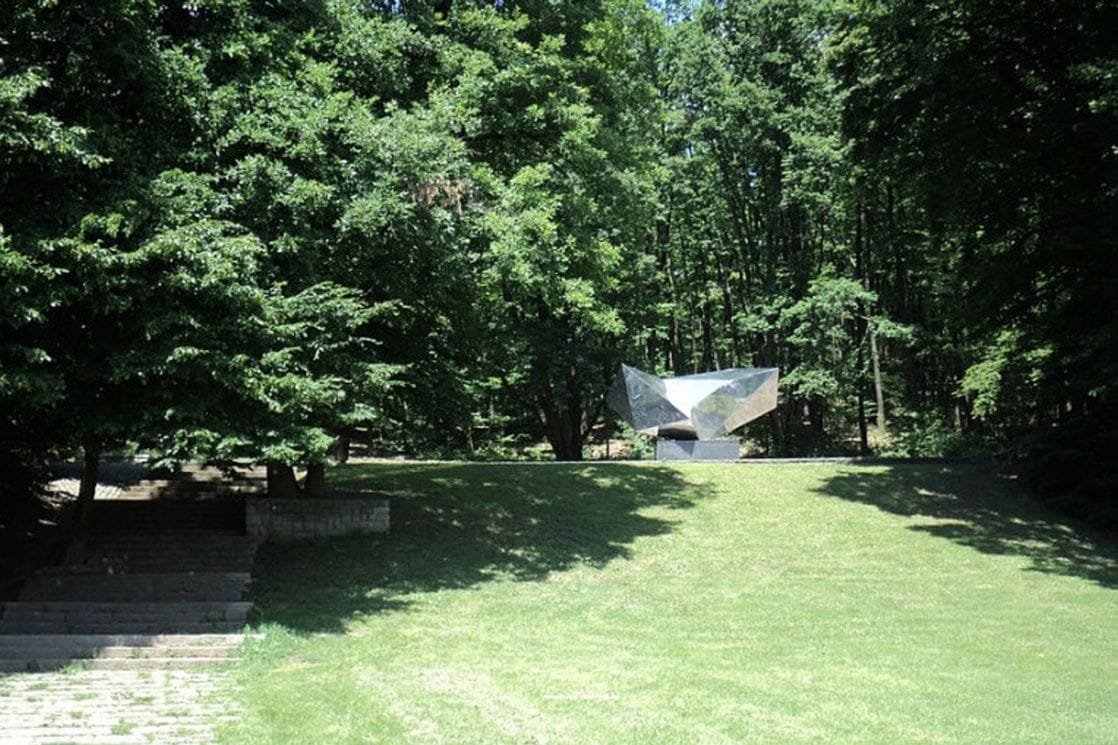 Zagreb: Ustaškim simbolima oskrnavljena skulptura u Spomen-parku Dotršćini