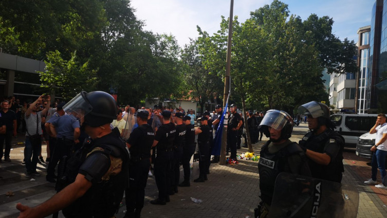 Drama ispred zgrade HDZ-a: Radnici zasuli Čovićev automobil bocama, povrijeđena radnica