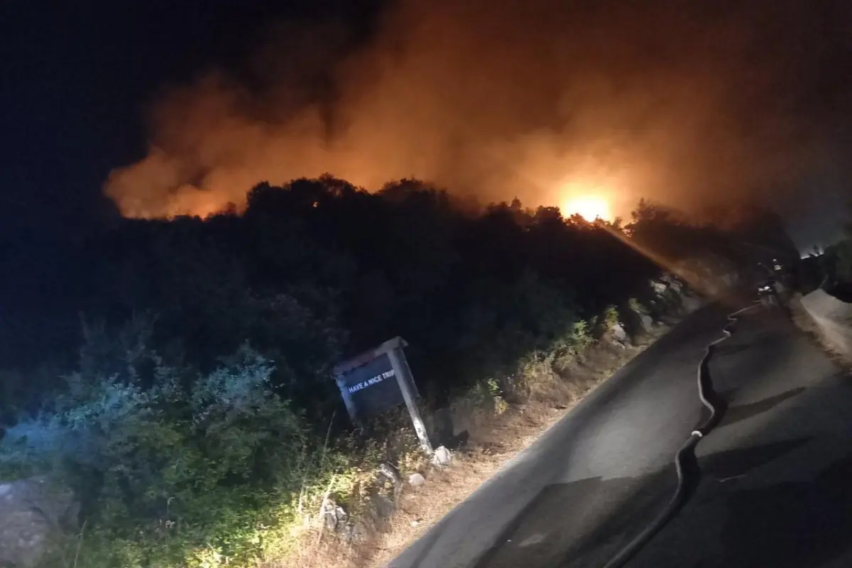 Požar na Lovćenu se širi, put Njeguši – Kotor zatvoren za saobraćaj (Video)