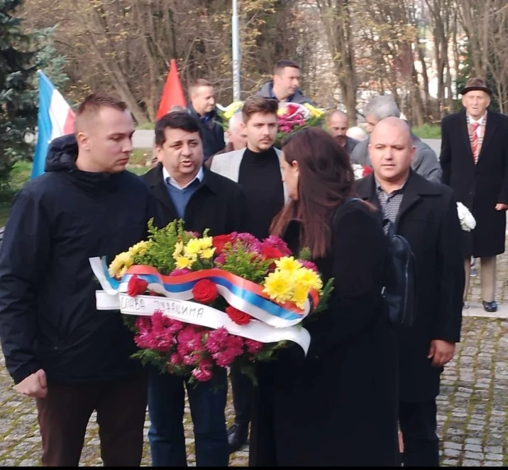 Stotine Pljevljaka obilježili dan Opštine, predstavnici lokalne uprave sat kasnije na Stražici zapalili svijeće