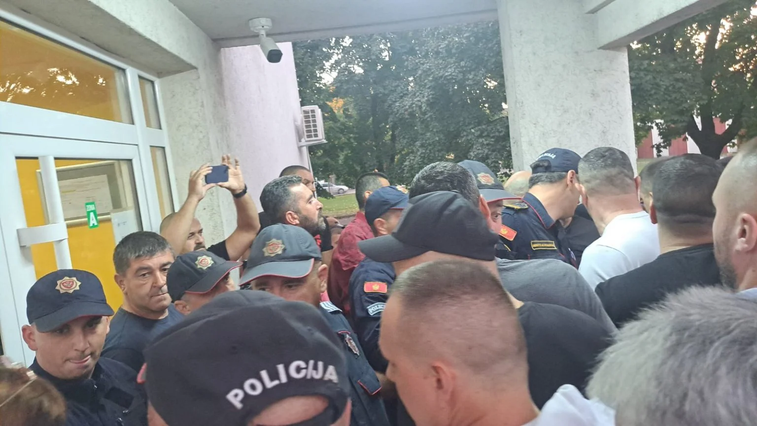 UP: Tokom protesta zbog smrti bebe u Nikšiću spriječen napad na direktoricu bolnice, počinioci verbalnog nasilja će biti procesuirani