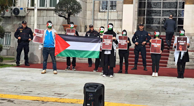 Performans ispred Skupštine Crne Gore: Poslanici da osude zločine u Palestini