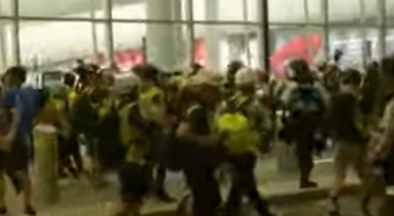 Hong Kong: Sukob policije i demonstranata na aerodromu