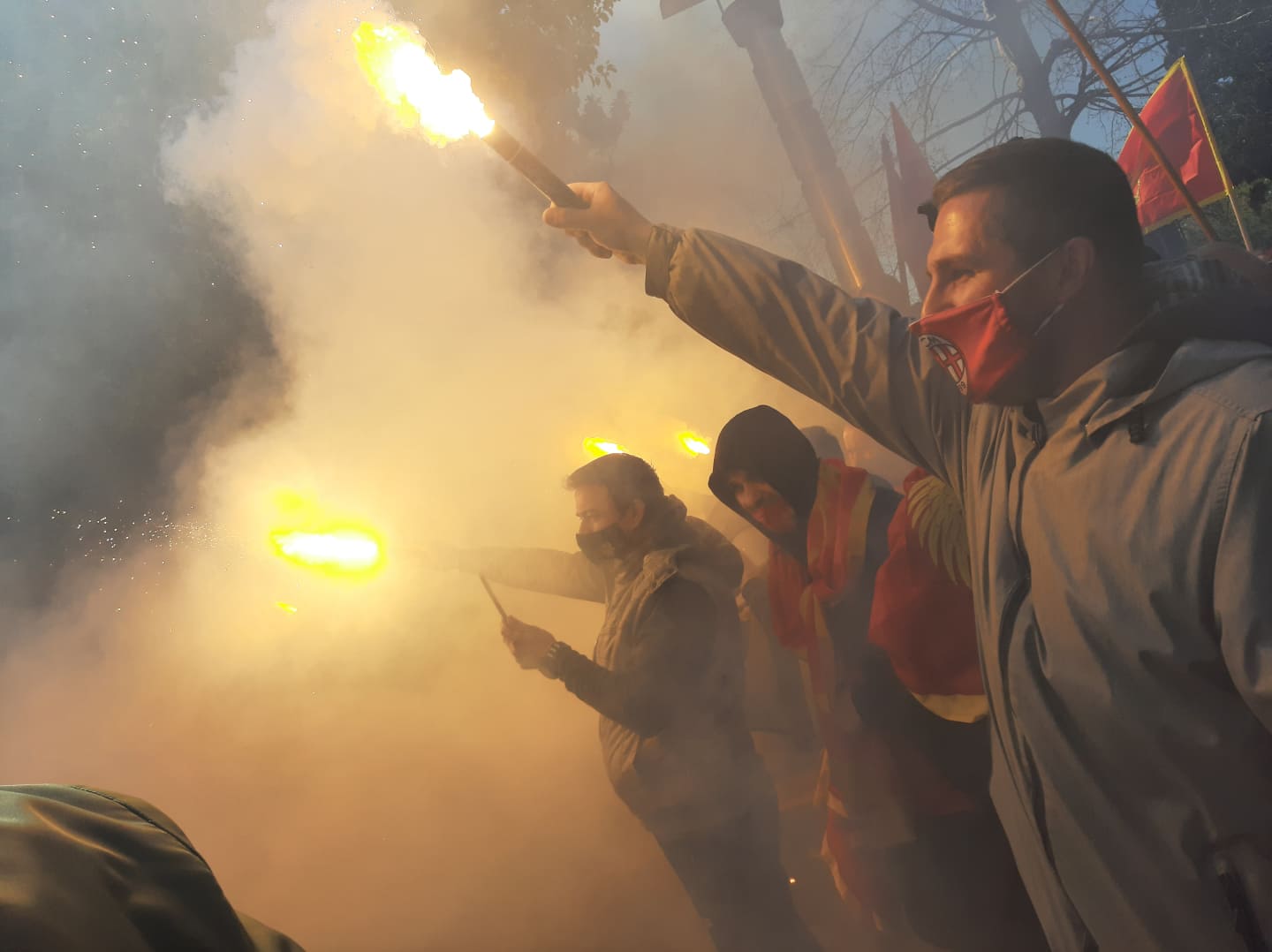 Protest ispred Vlade: Poručuju da se neće razići dok ne dobiju garanciju od Krivokapića da će odustati od odluke