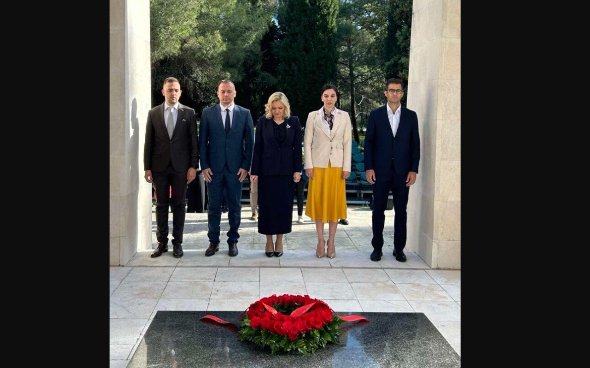 Delegacija Skupštine Glavnog grada položila vijenac na Spomenik Partizanu borcu