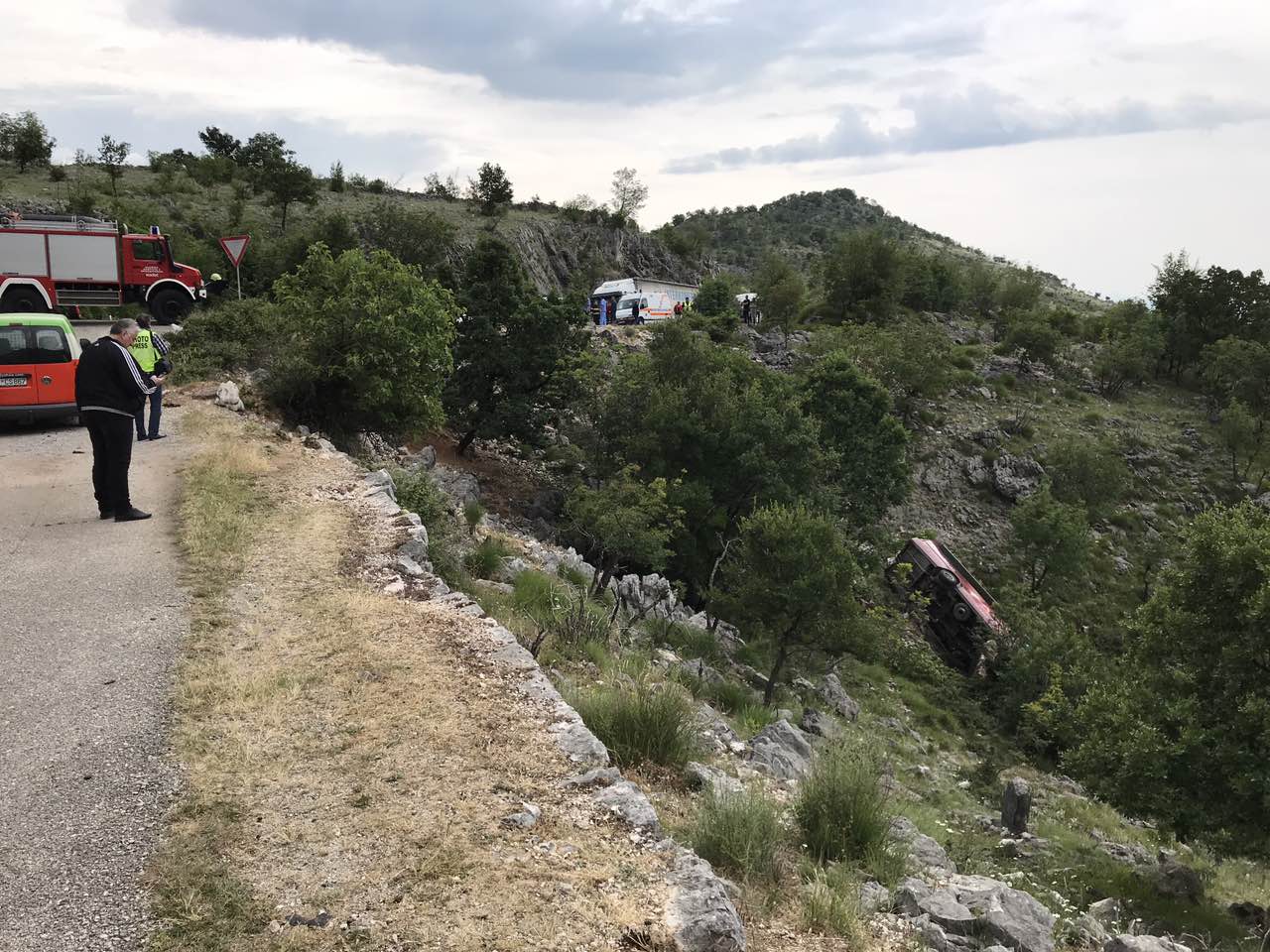 Teška saobraćajna nesreća na putu PG-NK, dvije mlađe ženske osobe poginule, najmanje 15 povrijeđenih