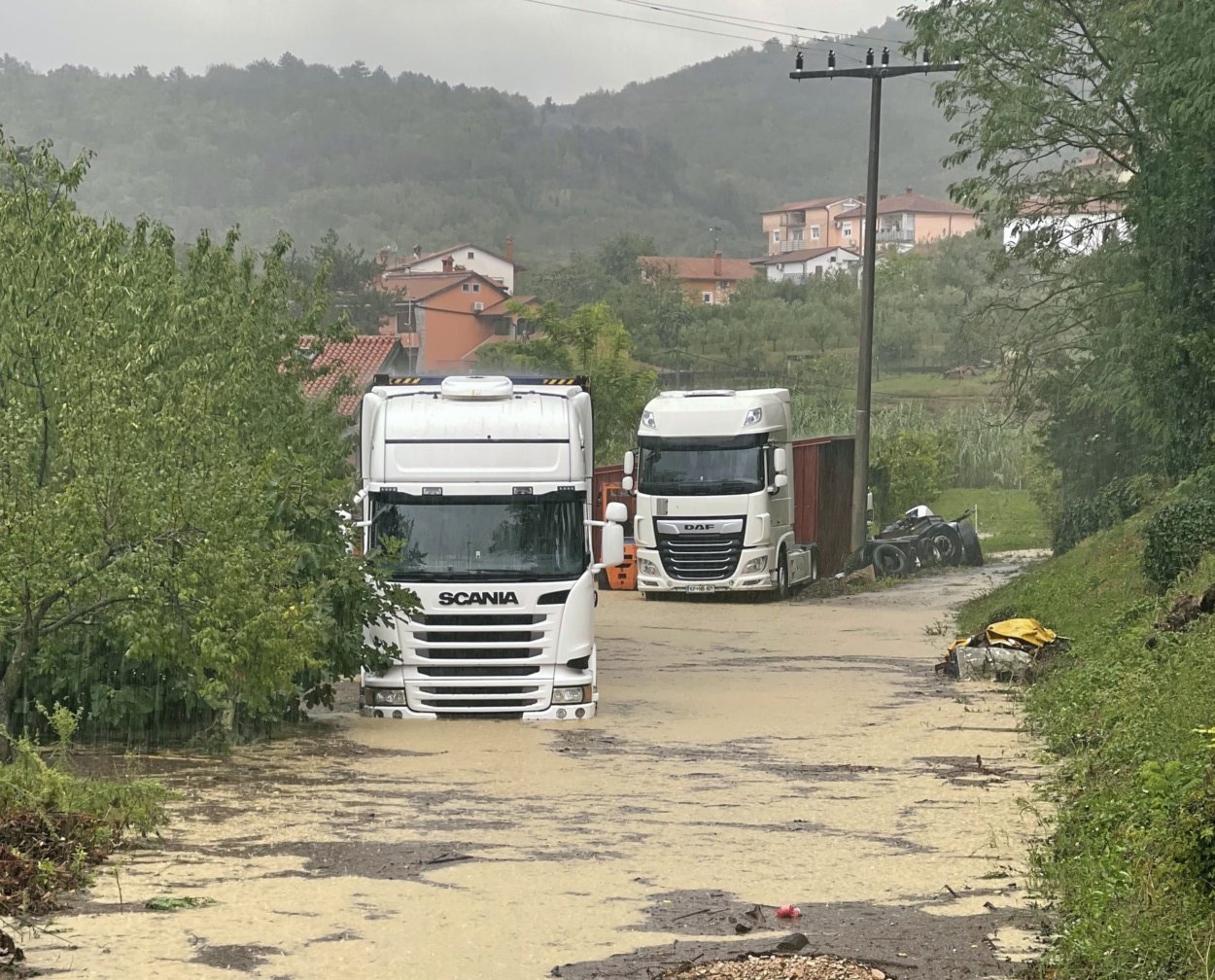 Bujice u Sloveniji nose sve pred sobom