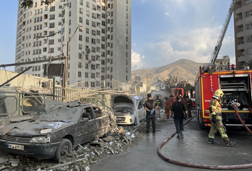 Izrael napao Iran, u operaciji „Uspon lava“ ubijeno najmanje 20 iranskih komandanata; zatvaraju ambasade