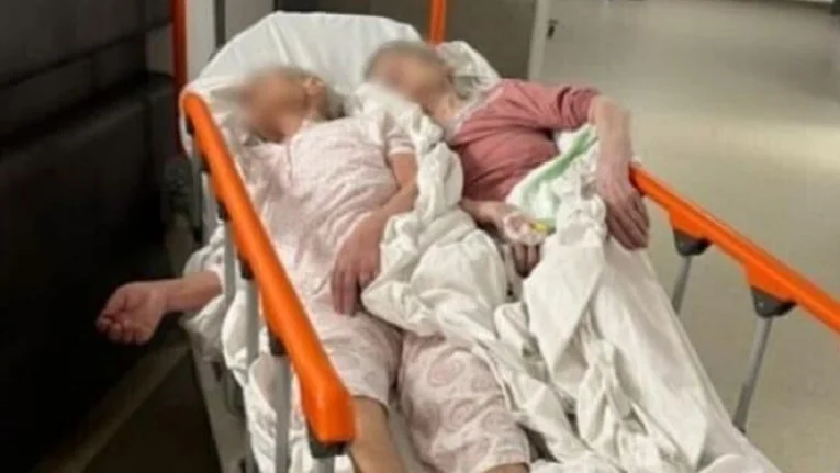 Dvije starije žene u bolnici na istom krevetu; Direktor: Bilo je kratko