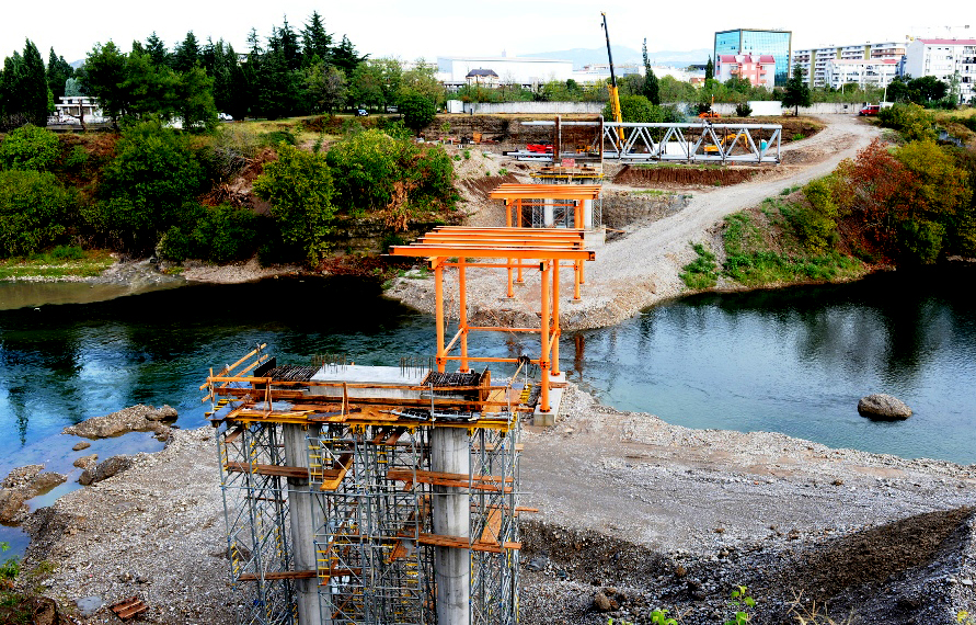 Uskoro postavljanje čelične konstrukcije na novom pješačkom mostu na Morači