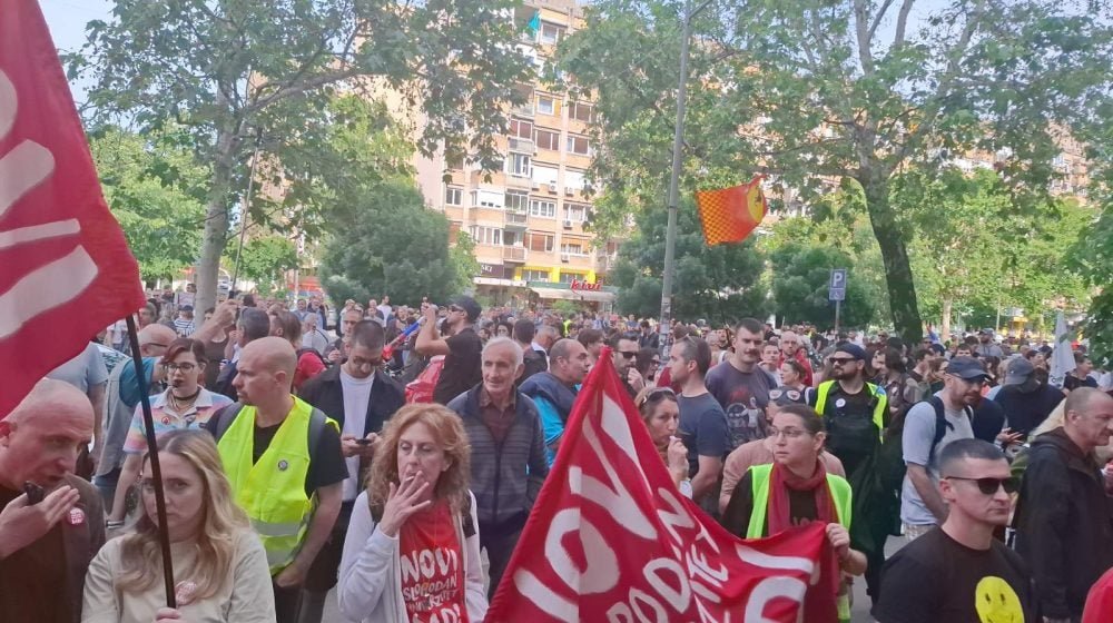Završen protest Novosađana ispred sjedišta SNS, blokada suda se nastavlja