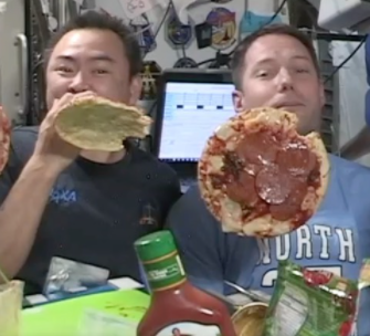 Pogledajte kako izgleda pizza party u svemiru, dok sve lebdi