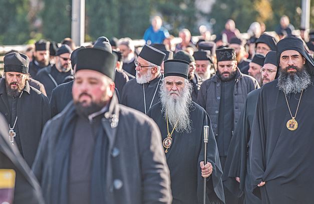 Jaramaz: Zašto Amfilohije izbjegava srpska obilježja na protestima?