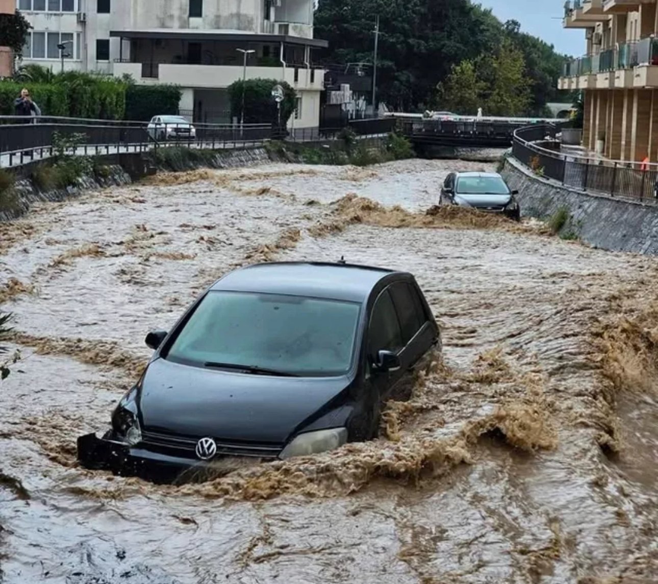 VIDEO Bujica nosi automobile u Budvi