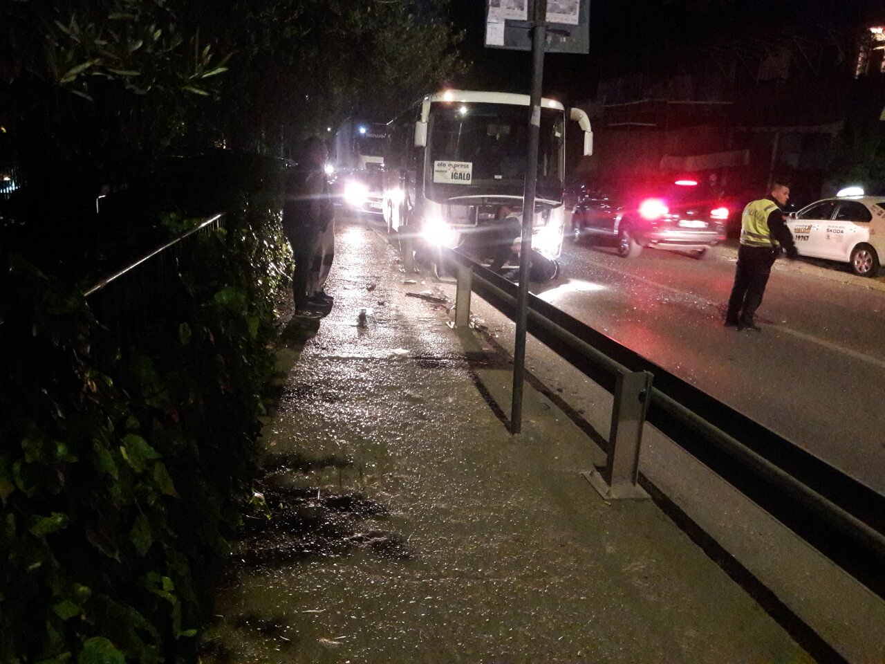 Herceg Novi: Autobus udario u dva putnička vozila, dvoje povrijeđenih