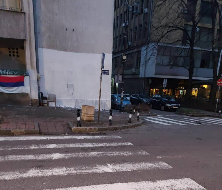 Prekrečen mural Ratku Mladiću na Vračaru