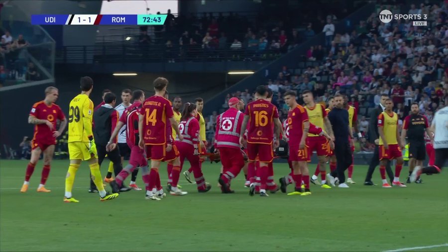 Kolabirao fudbaler Rome tokom utakmice, meč prekinut