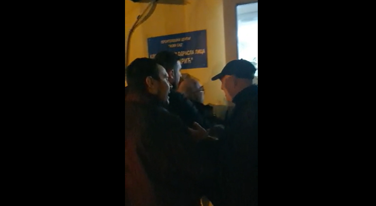 (VIDEO) Novosađani prekinuli sastanak gradonačelnika s lokalnim odborom SNS, mnogi krili lica dok su izlazili