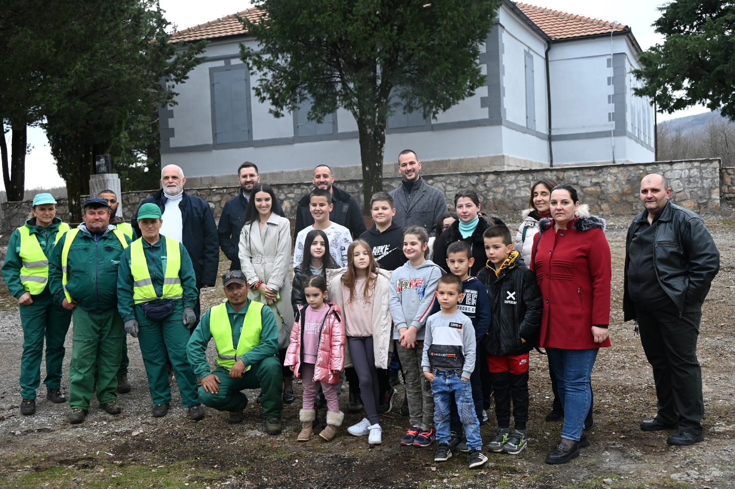 MPNI: Akcija pošumljavanja sadnica crnog bora u dvorištu JU OŠ „Boško Radulović“  u Komanima