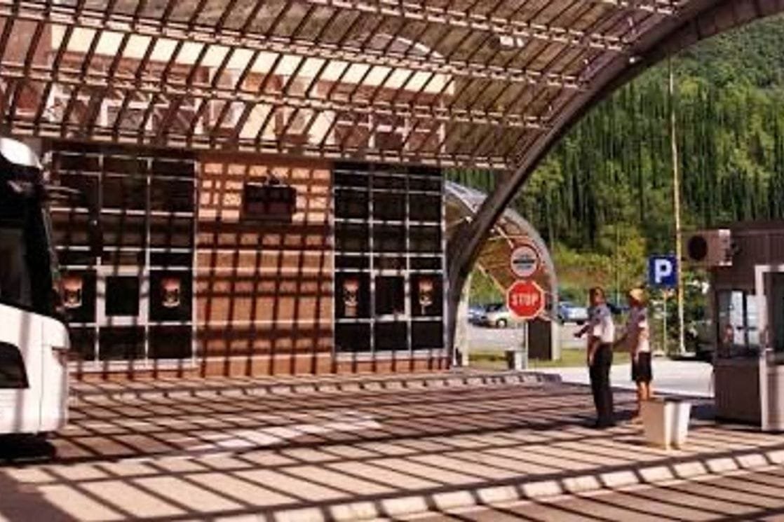 Na Dobrakovu u vozilu Bentley carinski službenici pronašli 110.000 eura neprijavljenog novca