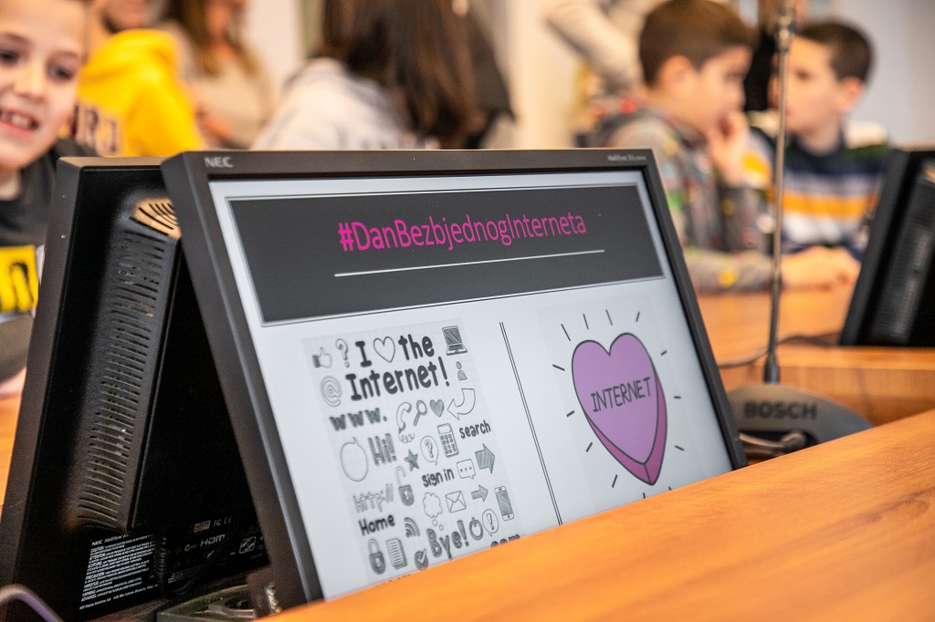 Učenici dvije podgoričke škole u Telekomu obilježili Dan bezbjednog interneta