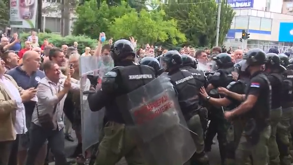 Žandarmerija čuva zgradu SO Zaječar, opozicioni odbornici prvobitno spriječeni da uđu, građani gađali zgradu jajima