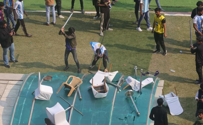 Mesi otišao, flaše letjele na teren