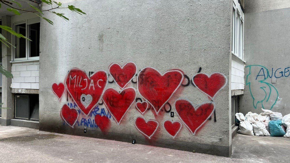 Jergoviću upućena prijeteća poruka ispisana na fasadi zgrade u kojoj živi, građani je precrtali